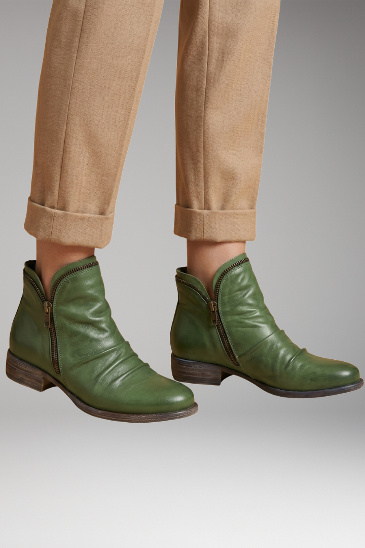 Men's Orthopedic Boots with Cushioned Linings and Structured Soles