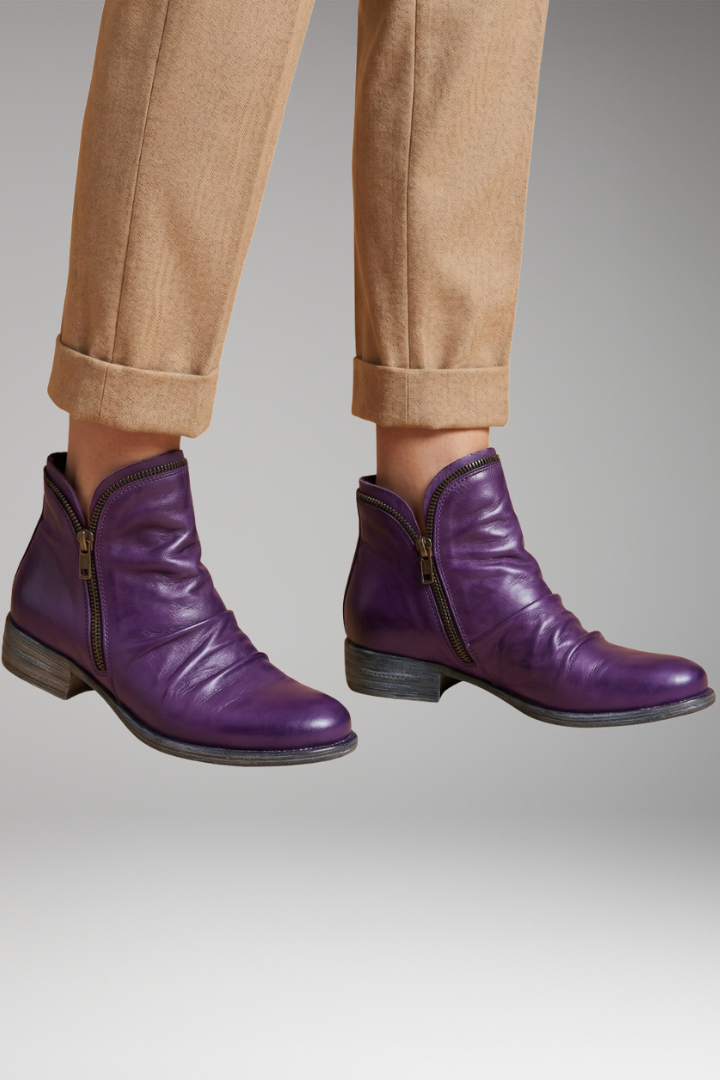 Men's Orthopedic Boots with Cushioned Linings and Structured Soles
