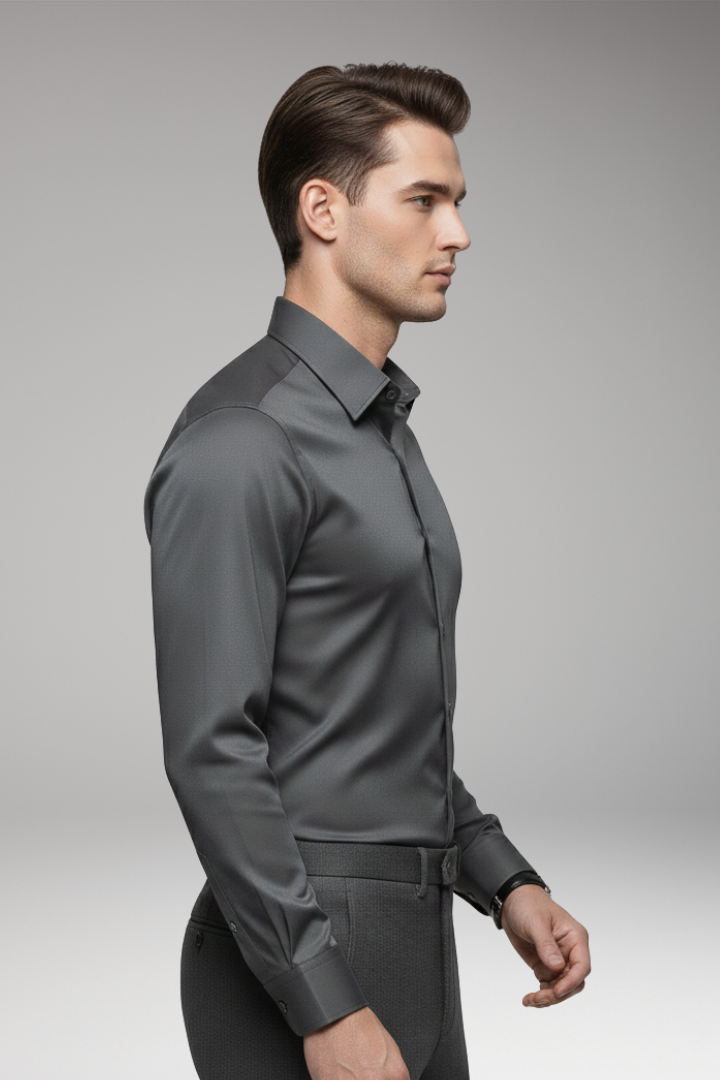 Men's Shirt with Pointed Collar and Button Closure