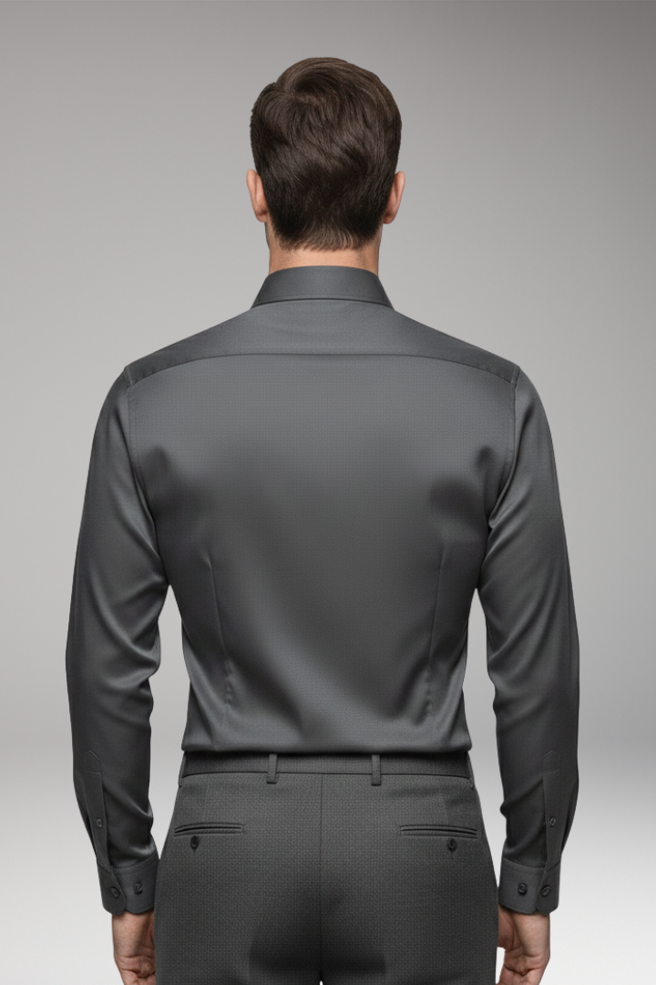 Men's Shirt with Pointed Collar and Button Closure