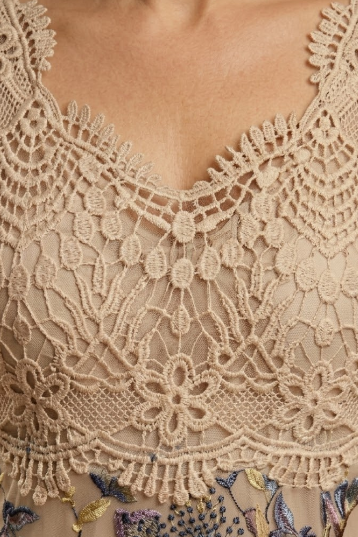 Women's Graphic Lace Midi Dress with V-Neckline and Short Sleeves