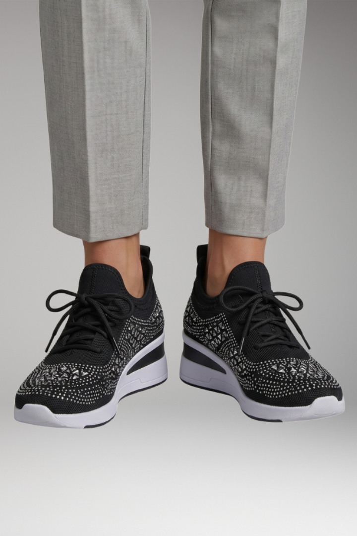 Women's Orthopedic Shoes with Supportive Heel and Adjustable Strap