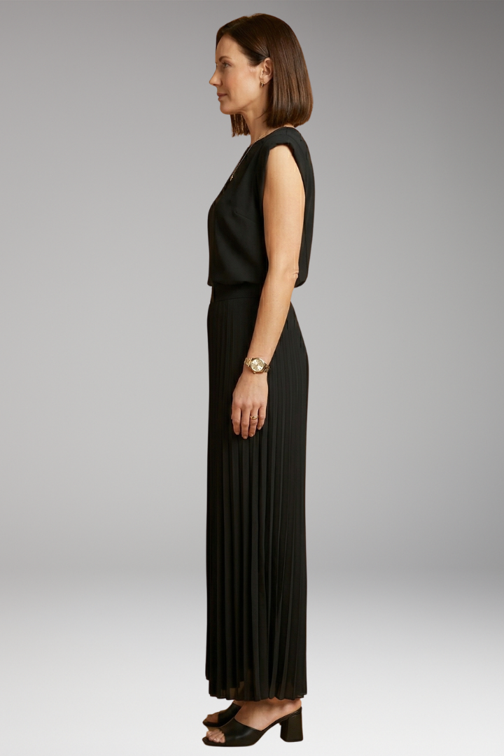 Women's Two-Piece Set with Pleated Trousers and Flattering Fit