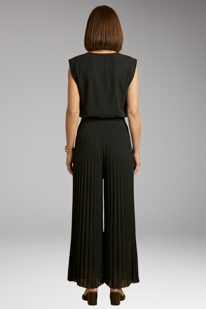 Women's Two-Piece Set with Pleated Trousers and Flattering Fit