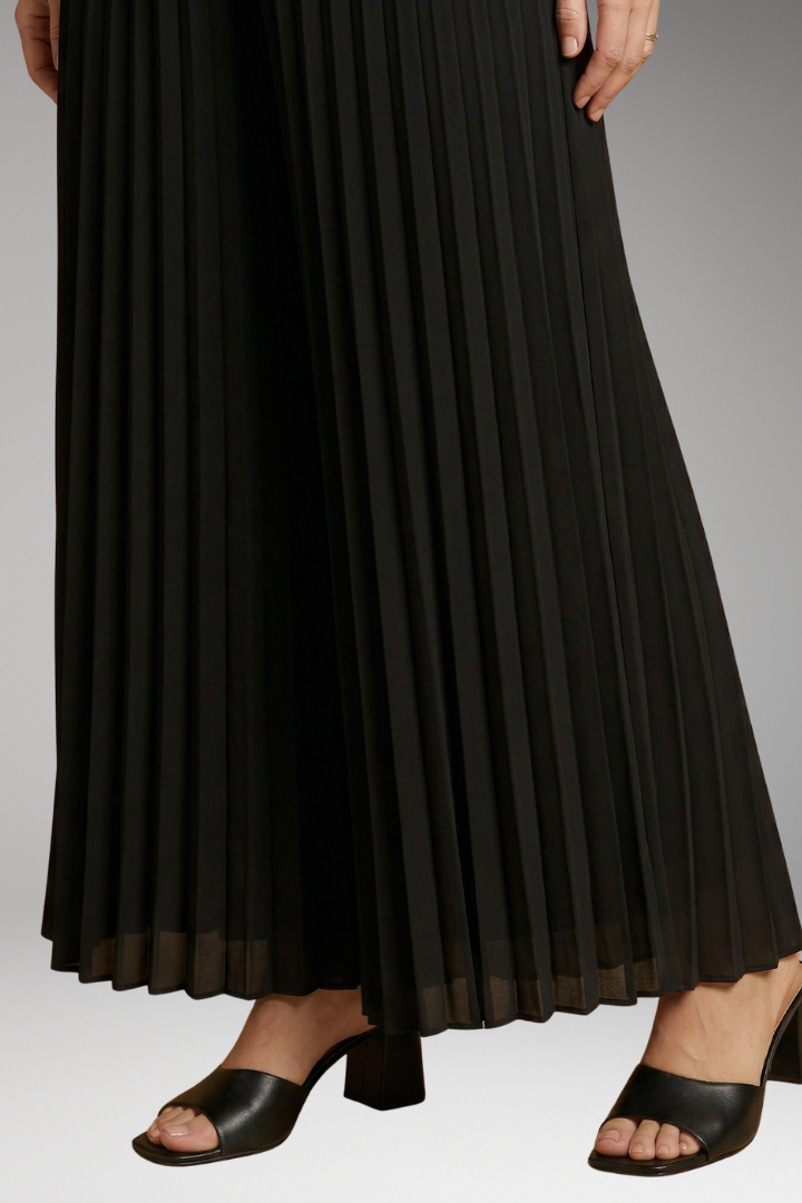 Women's Two-Piece Set with Pleated Trousers and Flattering Fit