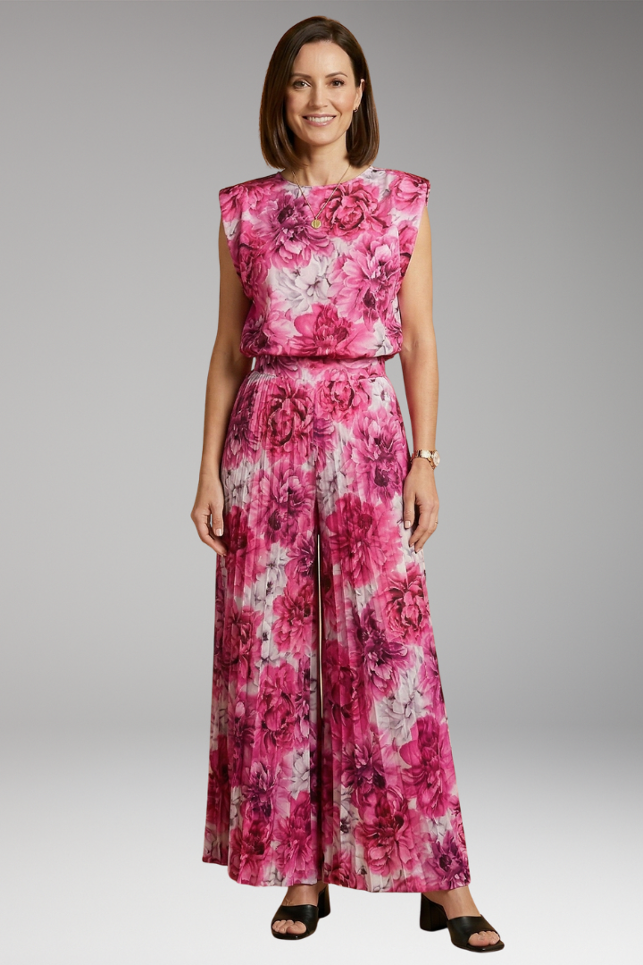 Women's Two-Piece Set with Pleated Trousers and Flattering Fit